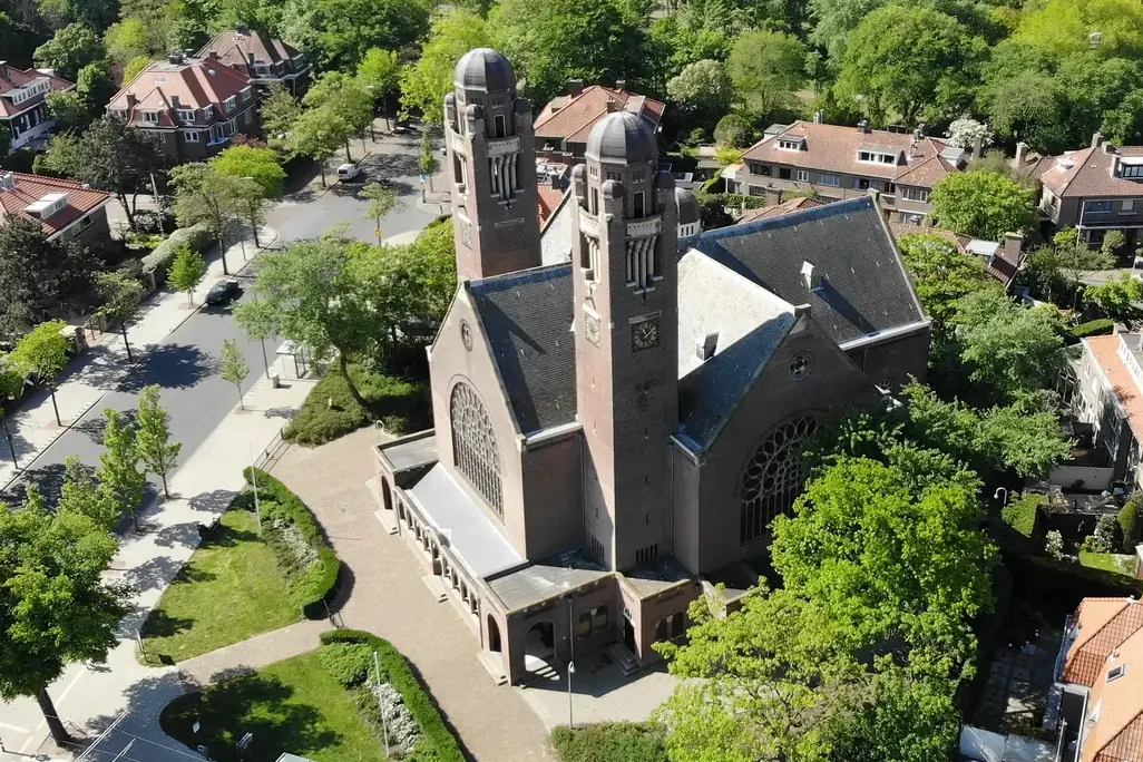 De Nieuwe Badkapel van bovenaf, met de twee torens en de straten van Scheveningen eromheen